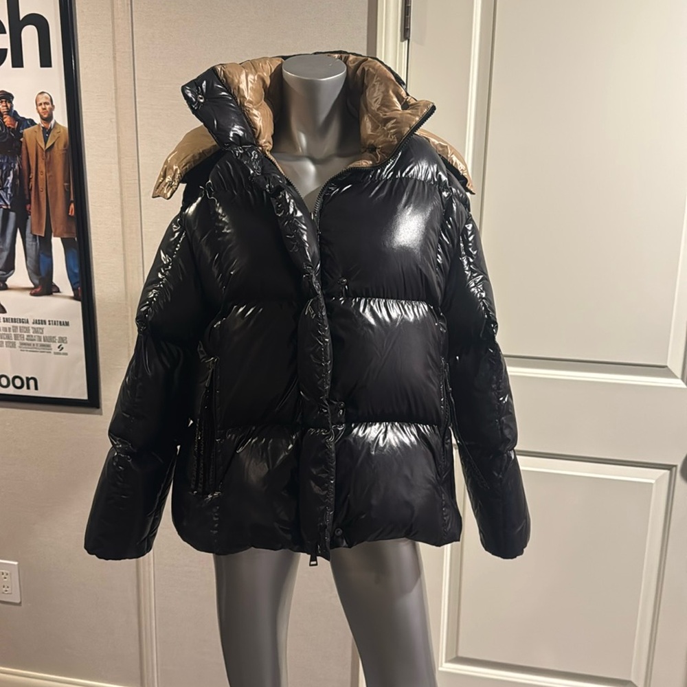 Moncler PARANA HOODED SHORT
DOWN JACKET.